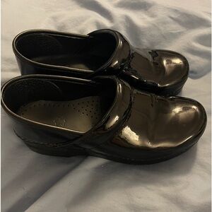 Dansko women’s high shine leather clogs size 39 (8.5-9) black